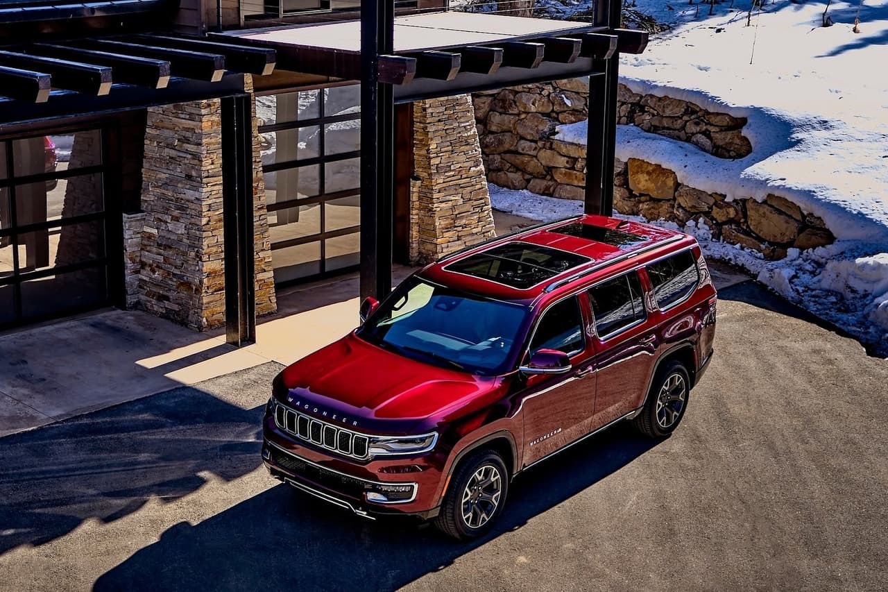 <h3 class="cms-H3-H3"><b>Precio y niveles de equipamiento</b></h3>
<br>
<br>Ambas estarán disponible en los niveles de equipamiento Series I, Series II y Series III, pero cada una a un precio diferente. Para la Series I, la Wagoneer inicia en 59,995 dólares, mientras que en la Grand Wagoneer arranca en los 88,995 dólares. En la Series II, la Wagoneer tiene un precio inicial de 69,995 dólares, mientras que la Grand Wagoneer cuenta con una etiqueta de 95,995 dólares. Por último, en la Series III, la Wagoneer empieza en los 74,995 dólares, mientras que la Grand Wagoneer se sitúa en los 105,995 dólares.
<br>