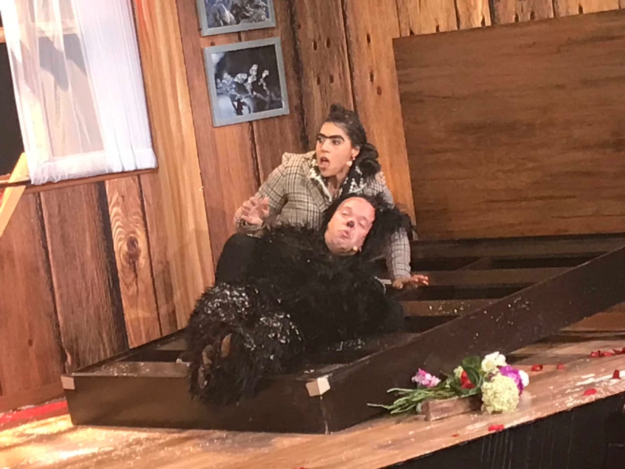 Sin embargo, el romance tuvo algunas complicaciones, pues la pareja recibió la visita de un oso bebé y su mamá osa.