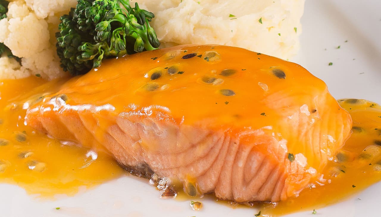 Salmão ao molho de maracujá: como fazer o prato tradicional com suco e polpa da fruta 