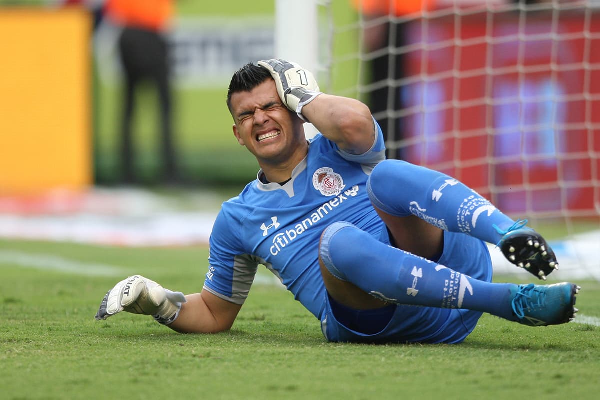 El arquero Alfredo Talavera arriesgó todo para no recibir un nuevo gol de Tigres, que siguió creando jugadas de riesgo tras la expulsión.