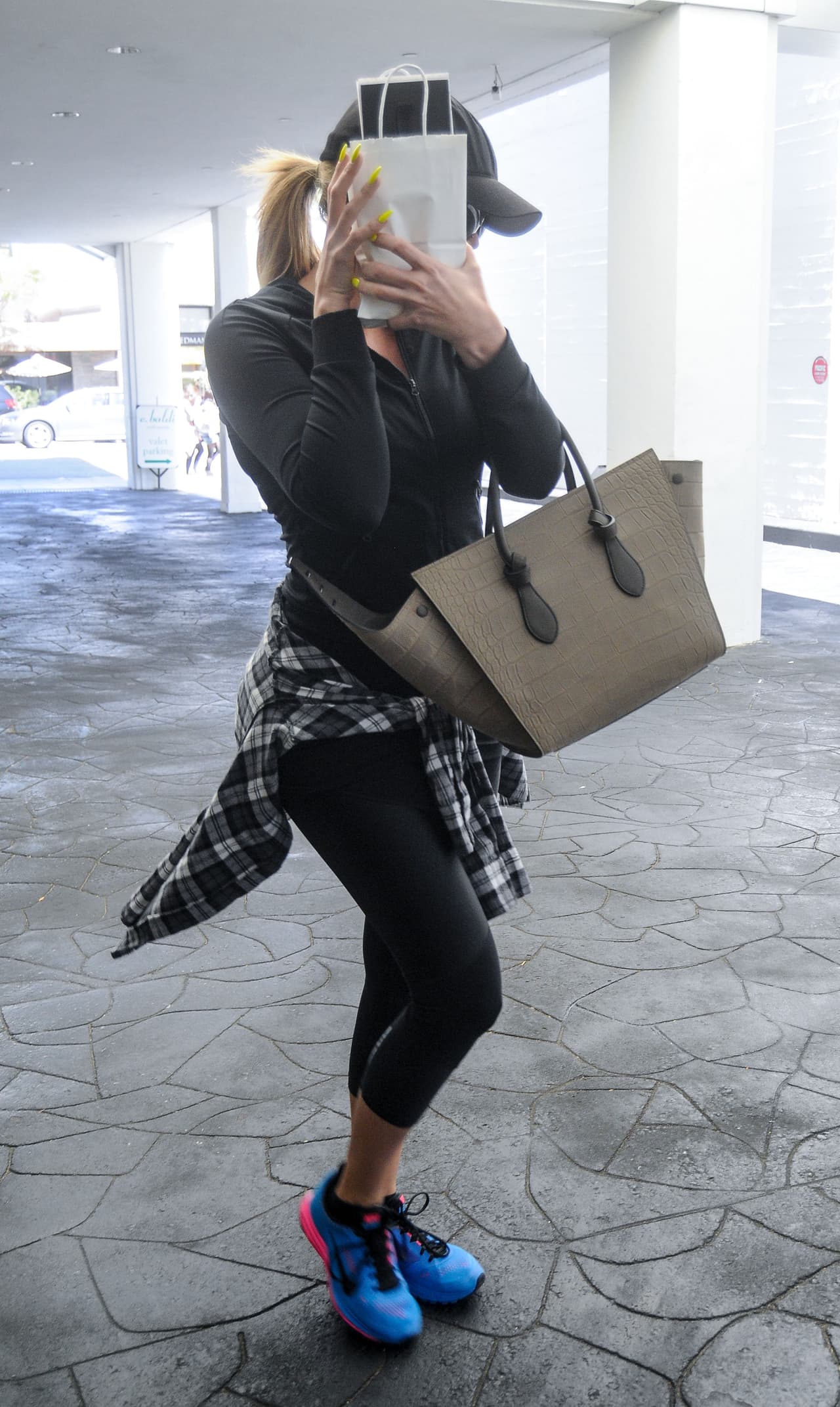 "Lo que sientes no es solamente válido sino también necesario porque te hace mucho más humano”, dice el triste texto titulado “Corazones rotos”.