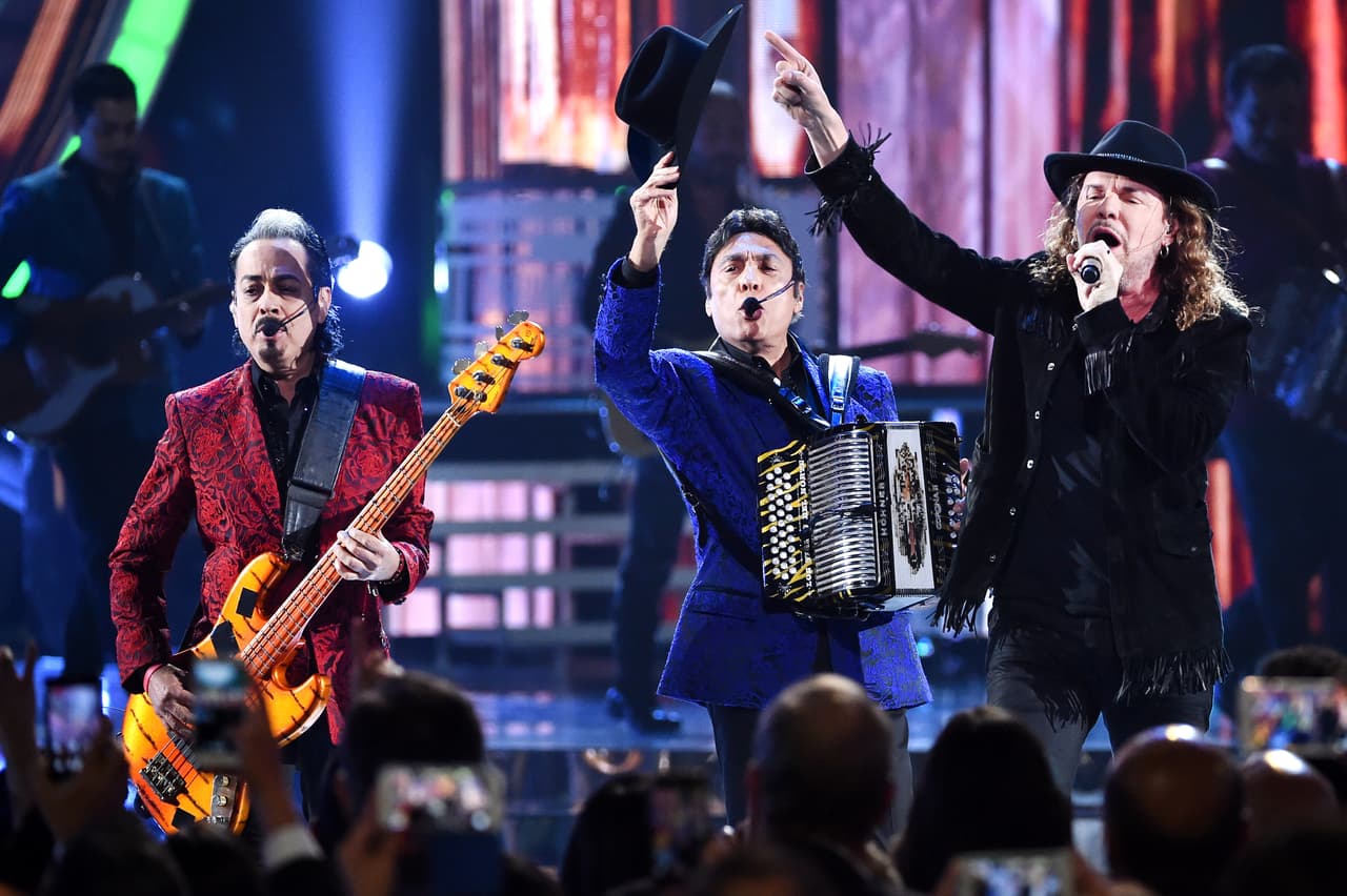 Los Tigres del Norte y Maná con el tema 'Somos Americanos'.