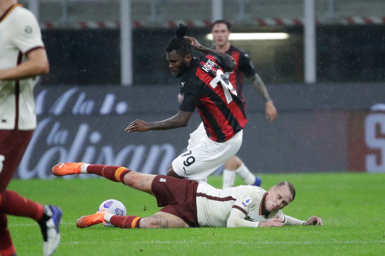 Partido intenso en la Serie A, pues Milán y Roma empatan con tres goles. Zlatan Ibrahimovic abrió el marcador, marca doblete y suma 58 goles con su equipo, Dzeko, Veretout y Kumbulla anotan goles para la Roma, mientras que para los ‘Rossoneri’, Saelemaekers sumó al marcador para cerrar la quinta jornada.