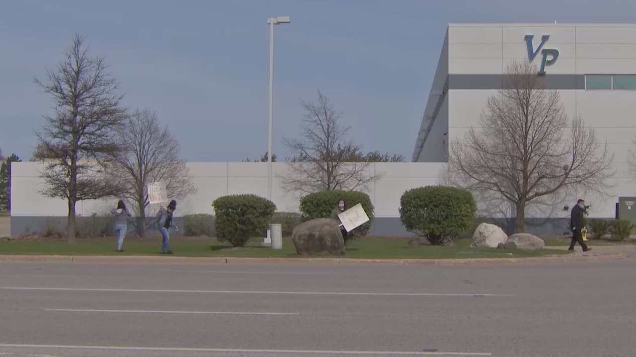 "Mis padres están sufriendo mucho": realizan vigilia en honor a trabajador latino que murió por coronavirus en Waukegan
