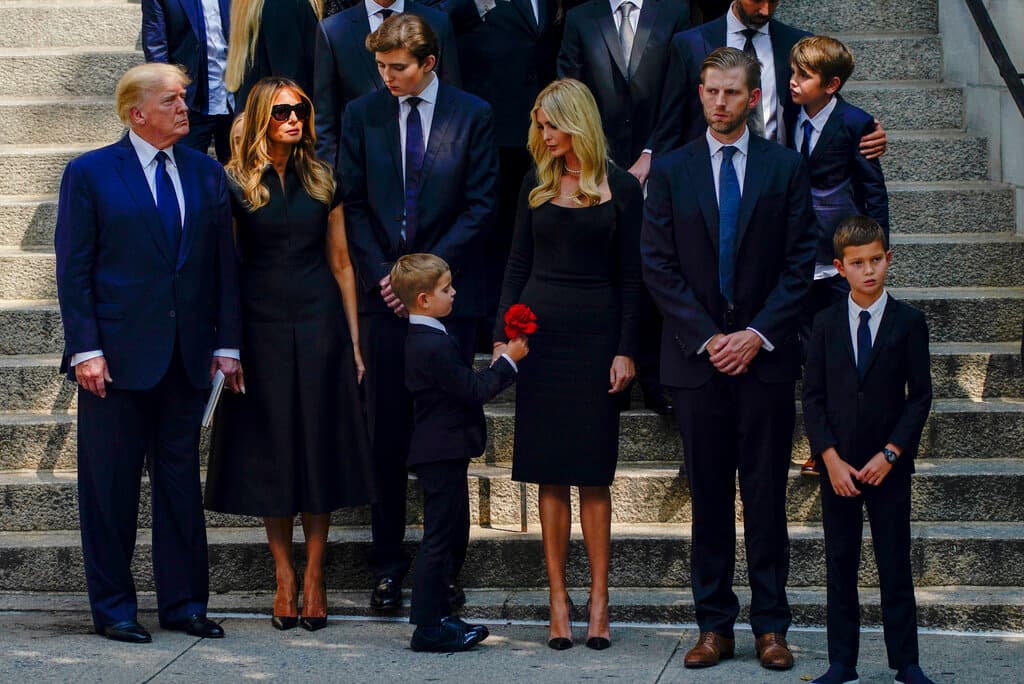 Este miércoles, Donald Trump y toda su familia acudieron al funeral de Ivana Trump, la primera esposa del expresidente estadounidense y madre de sus tres hijos mayores.
<br>
<br>En la imagen aparece el expresidente Donald Trump y Melania Trump con Barron Trump, Ivanka Trump y Eric Trump.