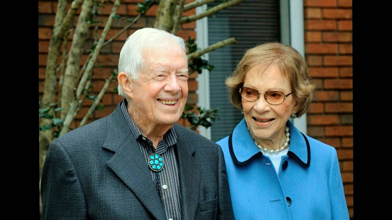 El expresidente
<b><a href="https://www.univision.com/temas/jimmy-carter">Jimmy Carter</a></b> y su esposa Rosalynn Carter hablaron solo por audio y no se les pudo ver. En la pantalla apareció esta foto de ambos mientras hablaban. "Joe Biden tiene que ser nuestro próximo presidente", dijeron.