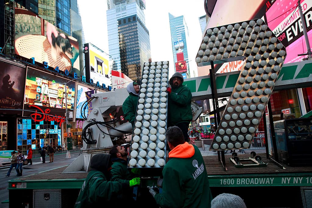 Los preparativos para la fiesta de Despedida de Año tomaron fuerza este jueves con la llegada del 1 y el 7 de 2017 a la Avenida Broadway entre las calles 46 y 47. Entre este jueves y el viernes, el público puede tomarse fotografías con ellos.
