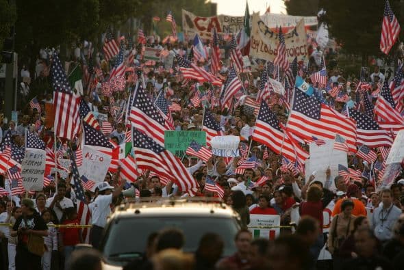 Es una queja común entre los residentes legales que aspiran a hacerse ciudadanos: el costo de la solicitud se les hace cuesta arriba y el jueves, un grupo de catedráticos confirmó lo que estudios del gobierno han negado por años: que el aumento en las tarifas de ciudadanía reduce la integración de los inmigrantes de clase trabajadora al dificultar su nacionalización. Ver toda la información