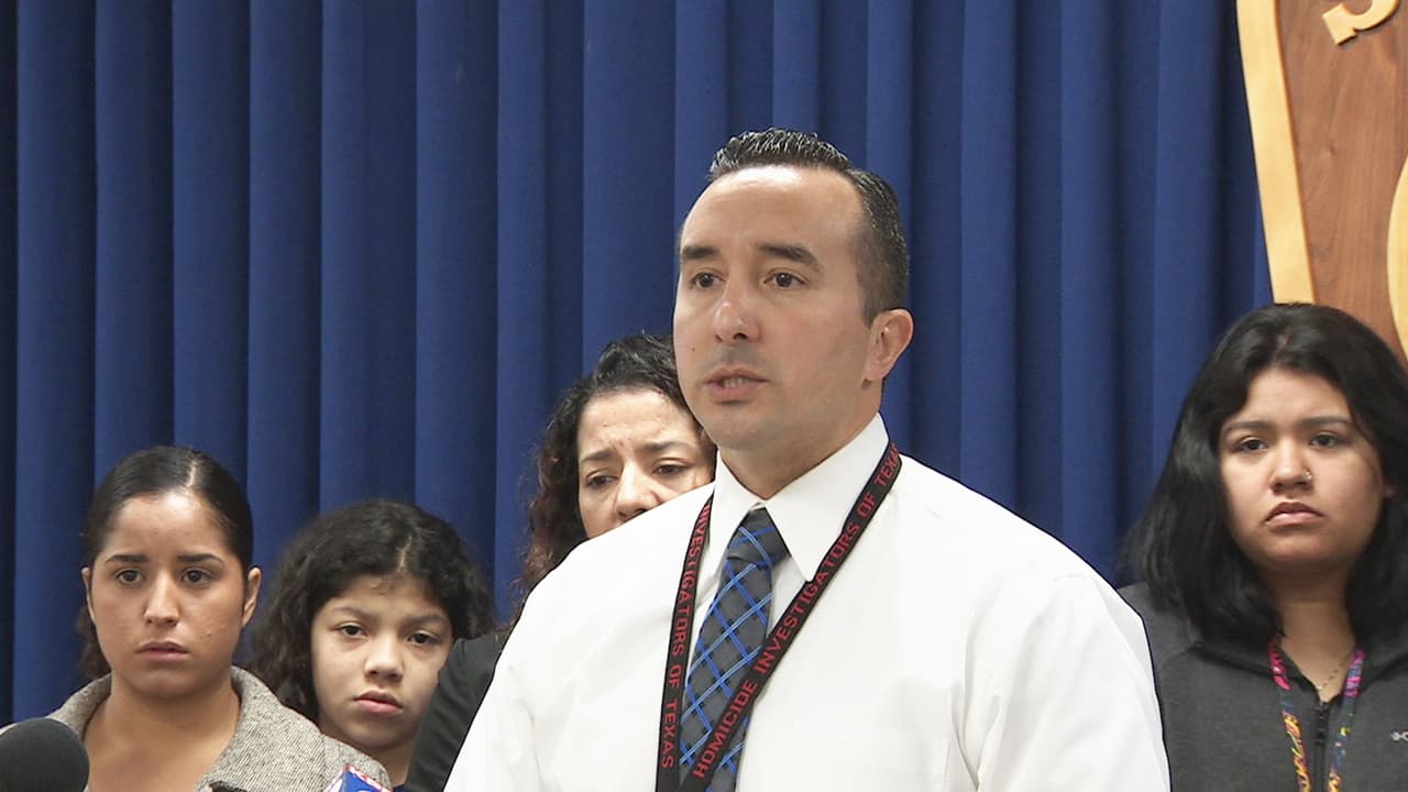 "Estamos solicitando ayuda de la comunidad. Pensamos que muchos jóvenes (de la preparatoria Bush) saben qué fue lo que sucedió", dijo el detective Daniel Calvillo encargado de la investigación en la muerte de Jason Montes. Informes al 281-342-8477.