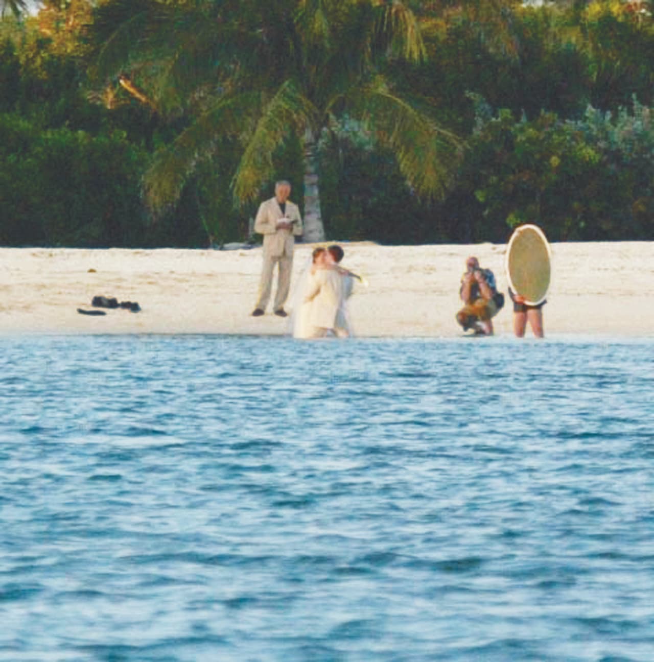 Y para celebrar su amor, ¡los novios se metieron al mar!
