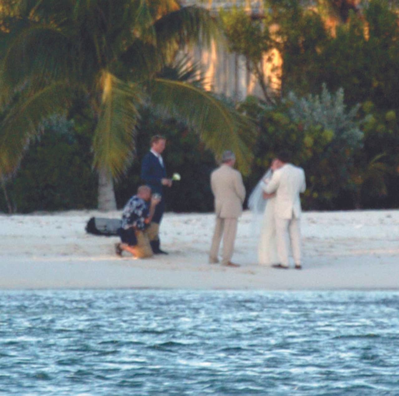La actriz llegó embarazada al altar.