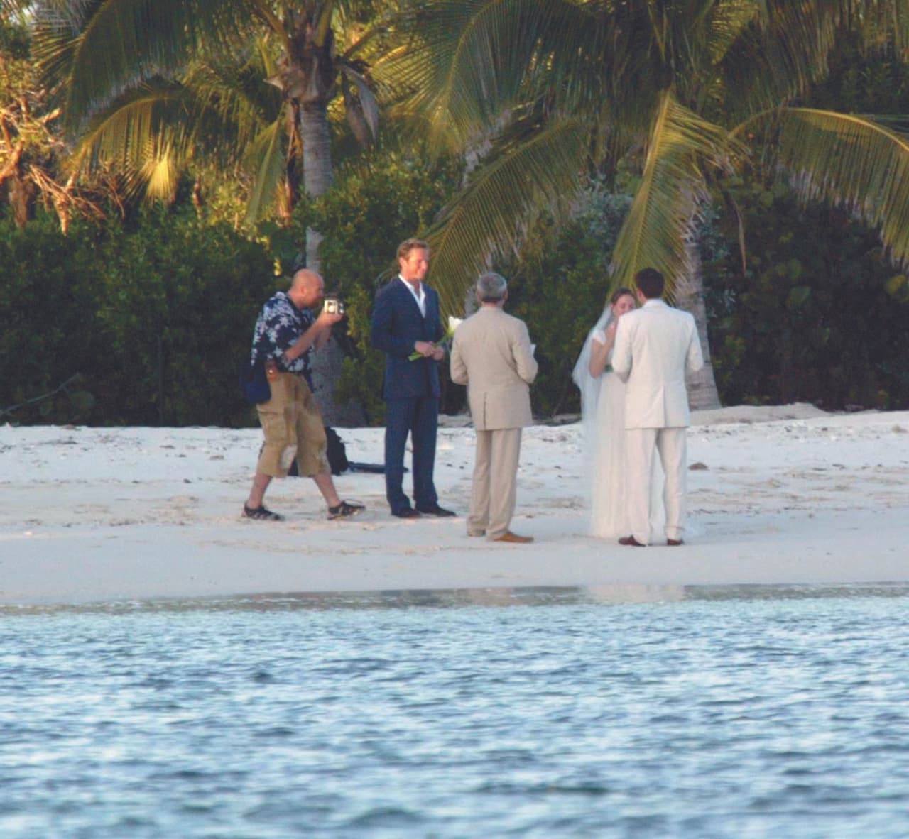 Jen lució un vestido clásico en corte princesa.