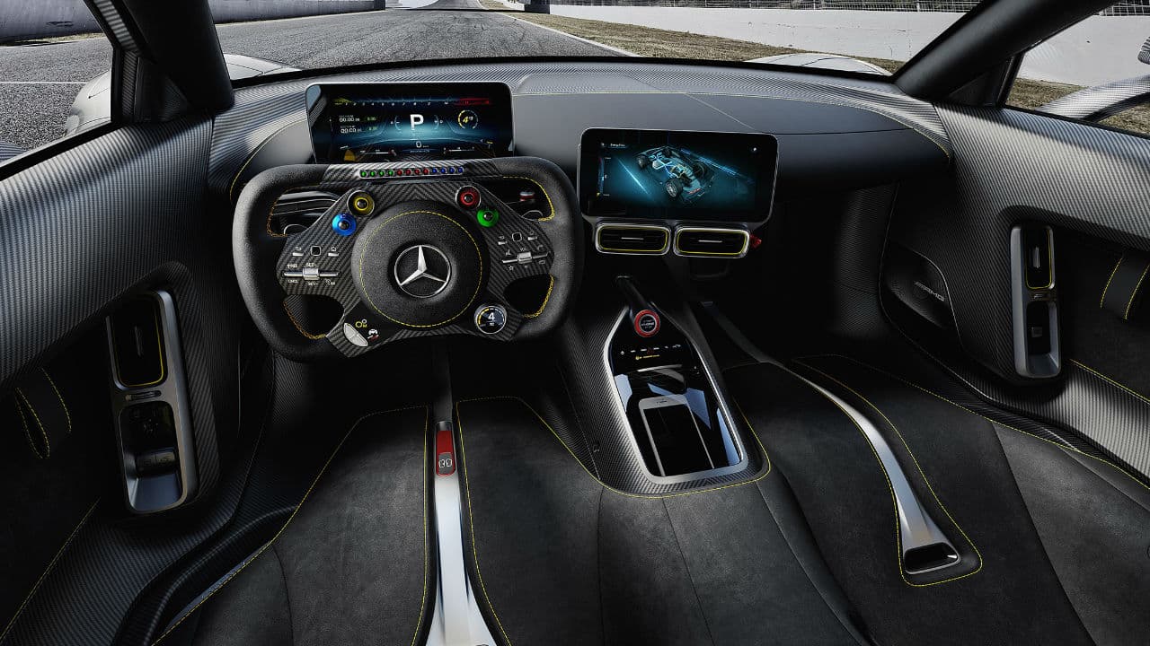 No puede negar su herencia de la Fórmula Uno, el volante es casi idéntico al que portan los monoplazas de la 
<b>máxima categoría del automovilismo</b>. Cuenta con paddle shift para que el conductor introduzca las velocidades. Incluye dos pantallas de 10" cada una para información del vehículo y del recorrido.