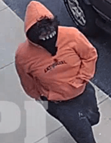 El hombre captado por la cámara de vigilancia presuntamente le entregó una nota al cajero y exigió verbalmente dinero en efectivo.