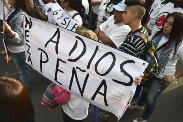 Miles de manifestantes salieron a las calles de la Ciudad de México para exigir la aparición con vida de los 43 estudiantes desaparecidos en Iguala.