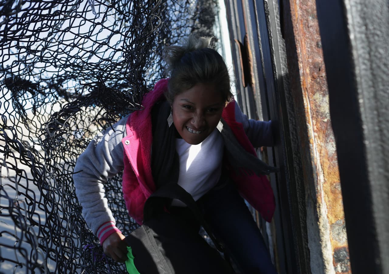 Un grupo de centroamericanos encontró un punto vulnerable de la valla en la playa de Tijuana. Saltar la barda se convirtió en una opción para algunos migrantes que quieren evitar la espera de meses por una entrevista con autoridades migratorias de EEUU.