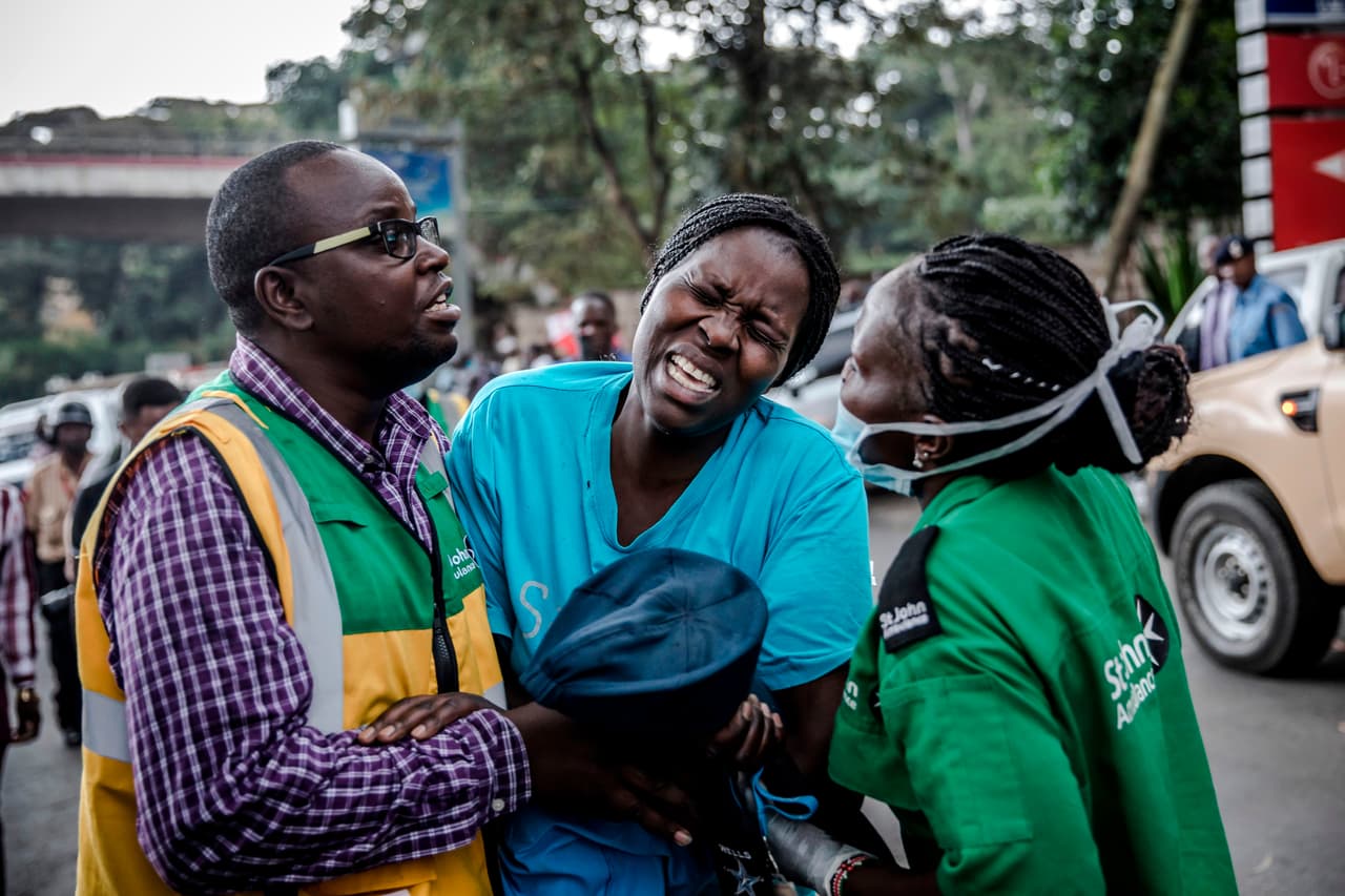 Extremistas atacaron el martes un hotel de lujo en la capital de Kenia con explosiones y armas de fuego, provocando una fuga de gente despavorida. Los asaltantes intercambiaron balas con las autoridades, que enviaron a la escena sus unidades antiterroristas. Aunque todavía no se conoce el número de fallecidos y heridos en el ataque, un testigo aseguró a la agencia AP haber visto cinco cadáveres en la entrada.