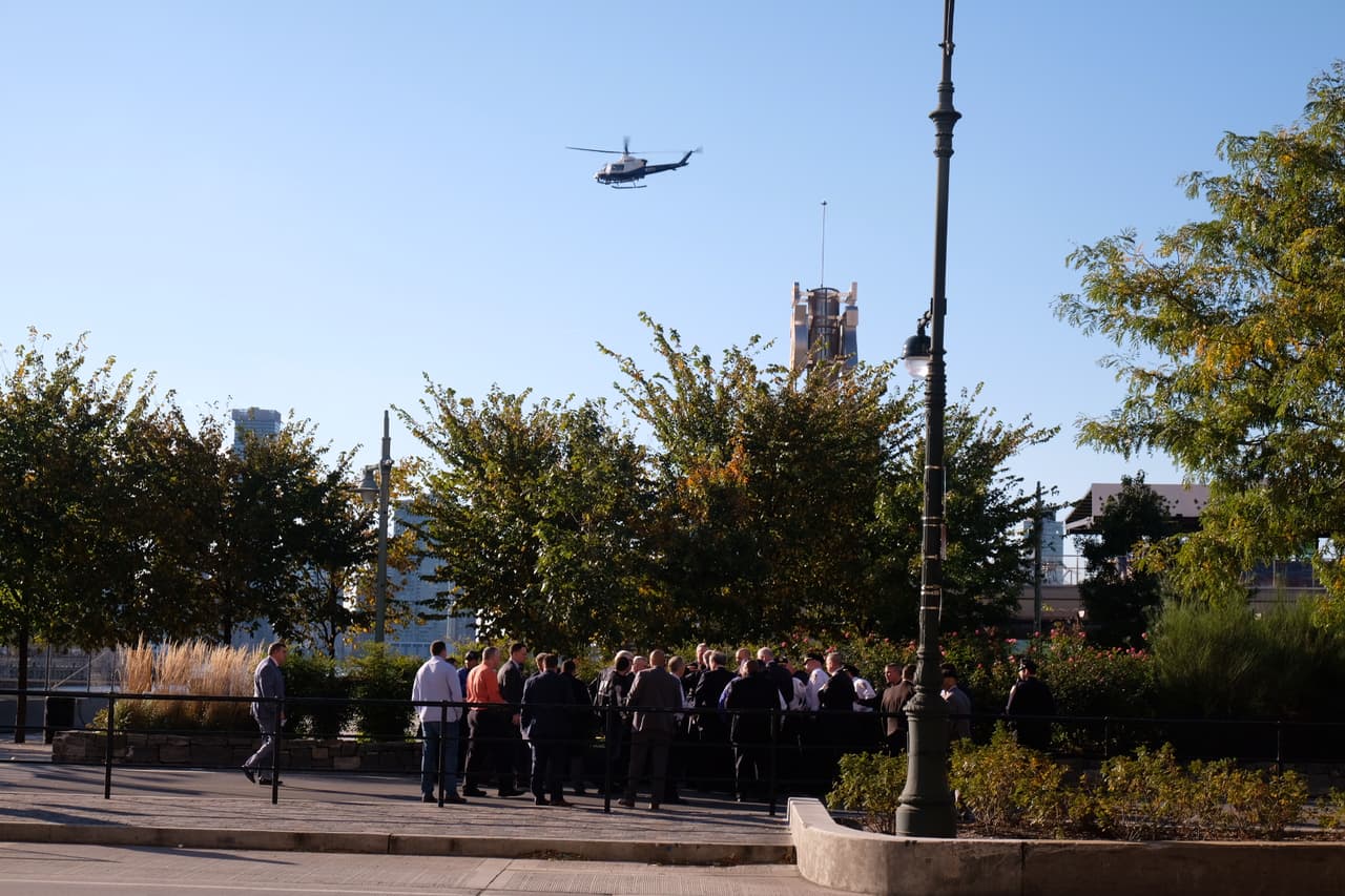 Curiosos se acercan a la escena en Battery Park.