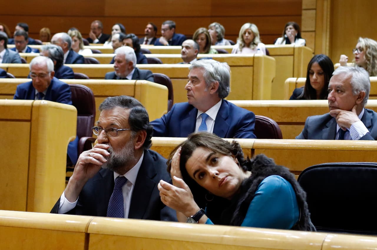 Mientras tanto en Madrid, el parlamento destituyó a todo el gobierno de Cataluña y convocó elecciones, tras la declaración unilateral de independencia