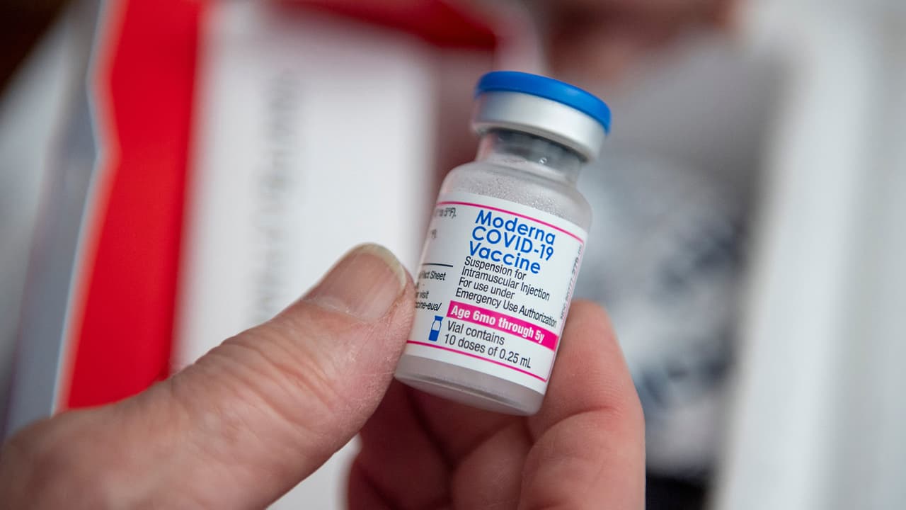 <b>¿Cuáles dosis está disponibles?</b>
<br>El pasado viernes, la FDA dio su aprobación a las vacunas de 
<b>Moderna y Pfizer</b> para aplicarse a niños de 
<b>6 meses a 5 años</b>. Cada una con indicaciones particulares. 
<br>
<br>
<b>La vacuna de Pfizer:</b>
<br>La vacuna de Pfizer se aprobó para niños de
<b> 6 meses hasta 4 años</b> y consta de
<b> tres aplicaciones</b>. Las primeras
<b> dos inyecciones se aplican con tres semanas de separación</b>, mientras 
<b>la tercera dosis se aplica ocho semanas después</b> de las segunda vacuna. 
<br>
<br>
<b>La vacuna de Moderna:</b>
<br>La vacuna de Moderna recibió aprobación de las autoridades para ser aplicada en niños de 
<b>6 meses hasta 5 años</b> de edad y se administra 
<b>en dos dosis.</b> Entre cada dosis debe haber 
<b>cuatro semanas de separación</b>.