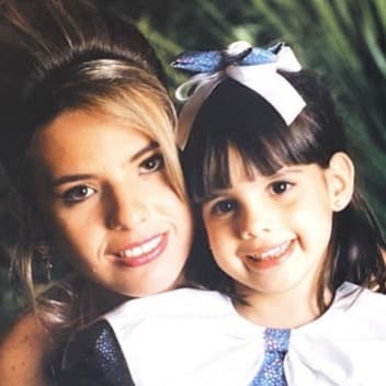 A pesar del triste momento que pasaba, no dejó de felicitar a las mamás por su día y festejó a la distancia a quien le dio la vida con este retrato.