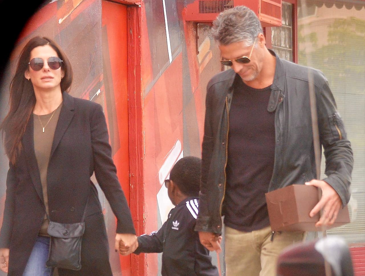 La parejita llevó al pequeño Louis a comprar un helado.