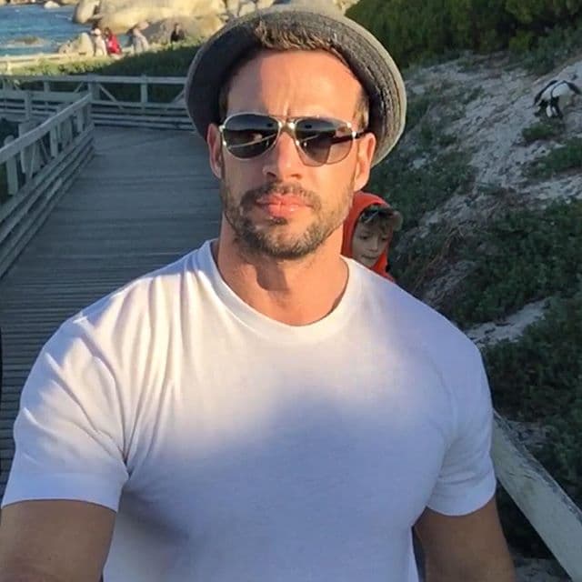 "Yo y mi pingüinito #southafrica love you all!", publicó William, quien aparece en esta fotos con pequeño Christopher a su espalda.