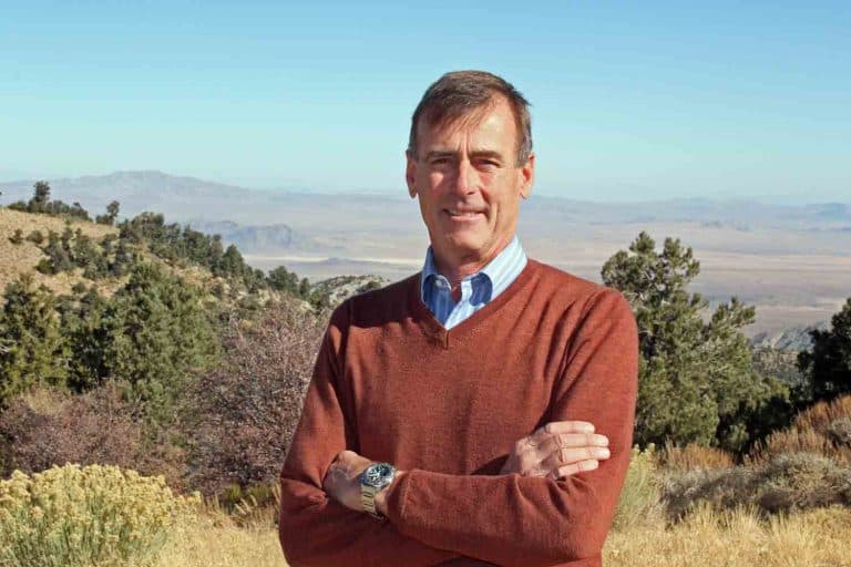 El republicano Rick Herrick dio positivo al coronavirus el 21 de marzo del 2020. El también alcalde de Big Bear Lake quedó en segundo lugar en las elecciones primarias por el distrito 9 del Concejo Municipal de San Diego. 
<br>
<br>Herrick indicó que tras presentar síntomas relativamente leves, decidió aislarse en su casa y que continuaría llevando a cabo sus deberes de alcalde desde su hogar. “Este no es el anuncio que imaginaba, pero espero que al hacer público lo que normalmente es un tema privado (…) pueda ser un aprendizaje para nuestra comunidad tan unida”, manifestó Herrick en un comunicado.
<br>