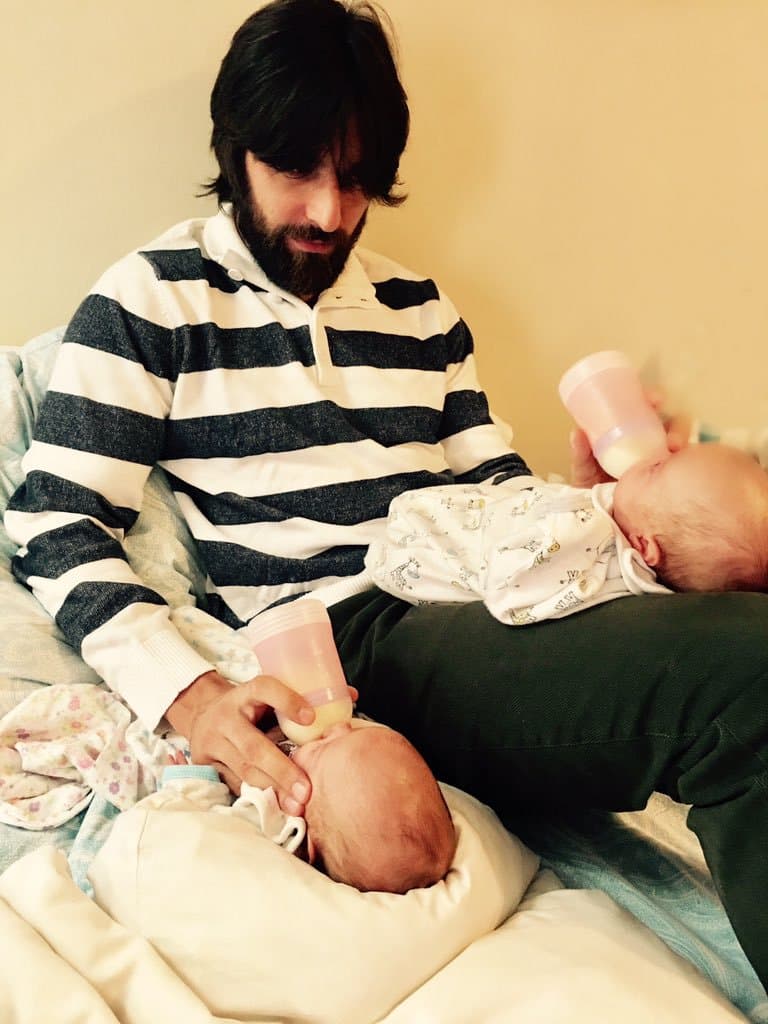 El actor se ha dado tiempo para ser un excelente padre, pues aunque ya cuenta con un hijo de 7 años que concibió con la actriz 
<b><a href="http://www.univision.com/temas/cecilia-suarez">Cecilia Suárez</a></b>, esta vez el trabajo es doble, ya que las gemelas le demandan mucho tiempo.