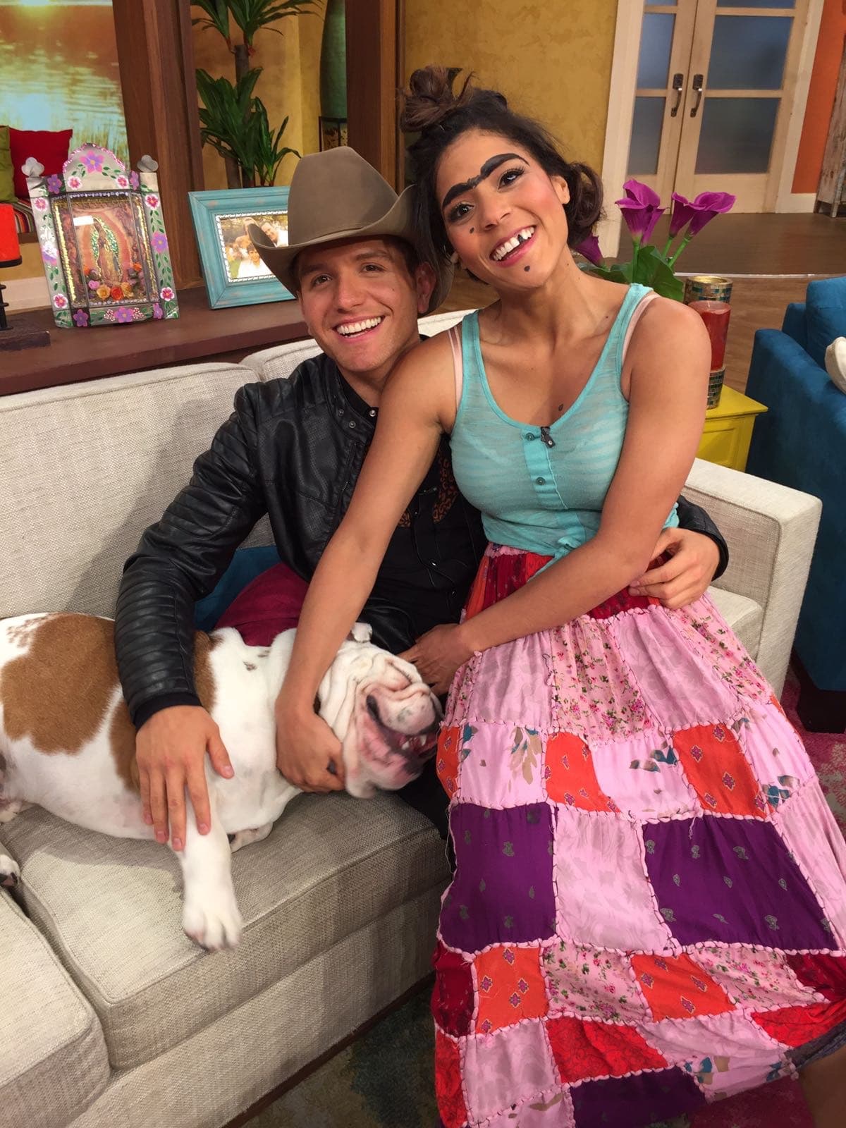 Mela llegó como siempre sin invitación, lista para conquistar a El Dasa y compañía.