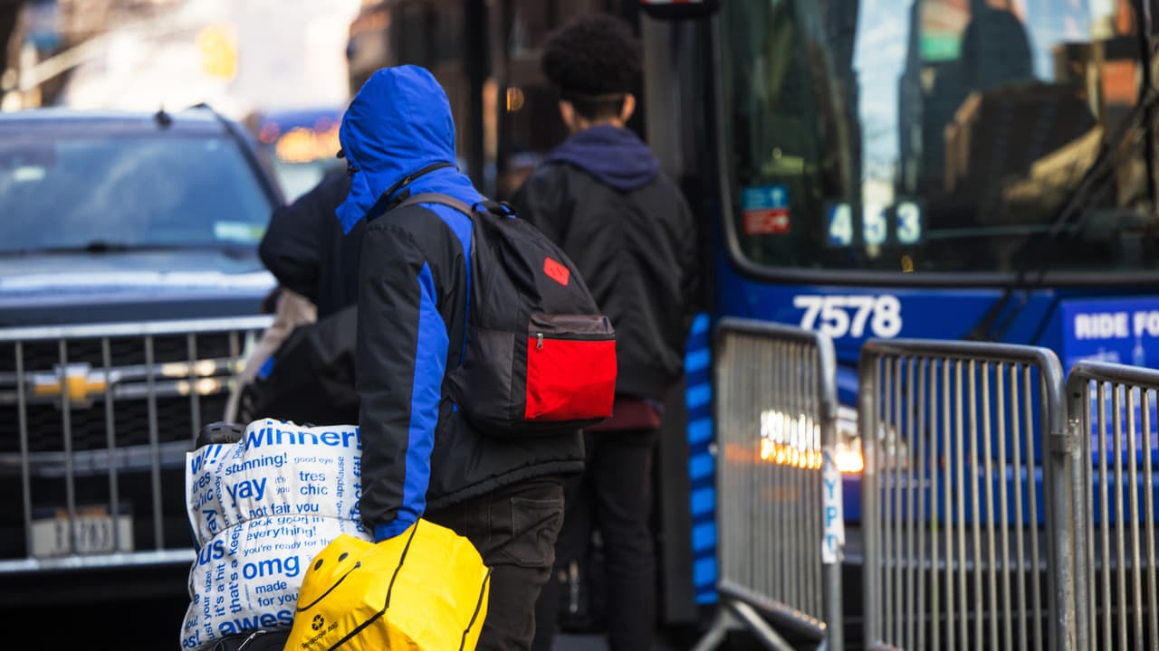 A las 11:59 pm de este 11 de mayo llegó a su fin el Título 42, un apartado de la Ley de Salud de Estados Unidos que permitía detener el paso de inmigrantes por causa del COVID-19. Ante la medida, 
<a href="https://www.univision.com/local/nueva-york-wxtv/titulo-42-nueva-york-ola-inmigrante-libera-recursos-guardia-nacional" target="_blank">el Gobierno de Nueva York se alistó para la masiva llegada de inmigrantes</a>.