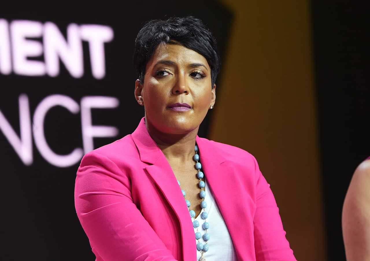 <b>Keisha Lance Bottoms, alcaldesa de Atlanta. </b>La demócrata que gobierna la capital de Georgia desde 2018 dio su apoyo a Biden desde el primer momento, incluso cuando las encuestas no le sonreían al exvicepresidente. Bottoms, de 50 años, ha visto su imagen proyectada a nivel nacional este año por su manejo de las manifestaciones contra el racismo en esa ciudad del sur y por actuación durante la crisis del coronavirus, que la ha llevado a chocar con el gobernador republicano del estado quien cuestiona las medidas fuertes tomadas en la ciudad.