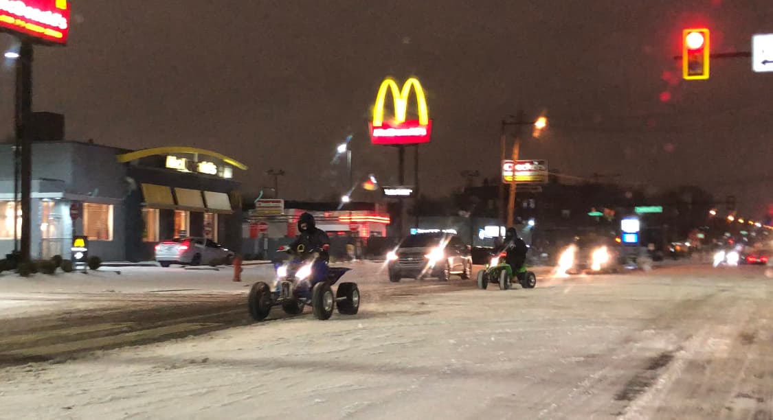 En plena avenida hiceron varias vueltas y continuaron a toda velocidad.