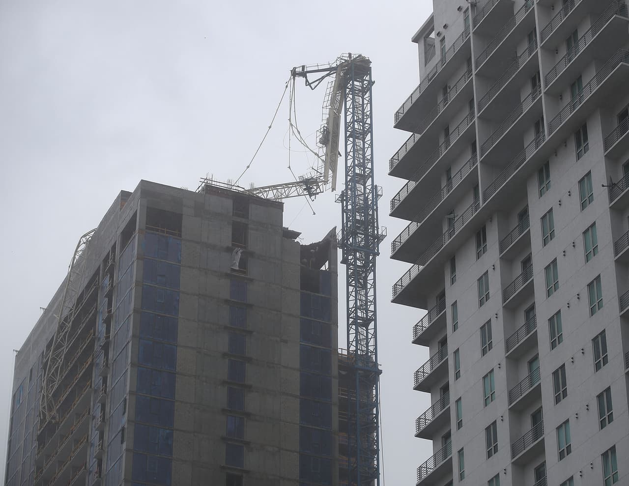 Azotadas por los vientos dos enormes grúas de Contrucción cayeron este domingo sobre edificios en Downtown, Miami. El principal temor de las autoridades era precisamente que esas grúas colapsen, pues 
<b><a href="http://www.univision.com/miami/wltv/noticias/huracan-irma/enorme-grua-cae-sobre-un-edificio-en-construccion-en-miami-en-medio-de-los-vientos-del-huracan-irma">son capaces de soportar vientos de hasta 145 mph</a></b> (233 kilómetros por hora), pero no los vientos de 185 mph como los de Irma.
<br>
<br>