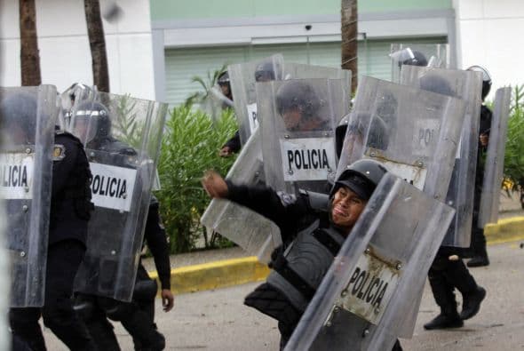 Centenares de personas marchan en Acapulco, Guerrero, en protesta por los 43 estudiantes desaparecidos.