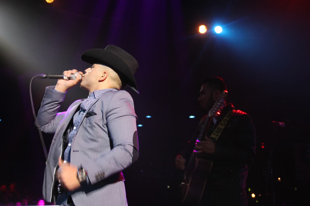 Jesús Mendoza es un talento sinaloense que va creciendo en popularidad, y los fans no se resistieron a sus corridos en este Concierto Privado de la 105.9 y Univisión Arizona, exclusivo para los fans de las estaciones de la familia Univisión.