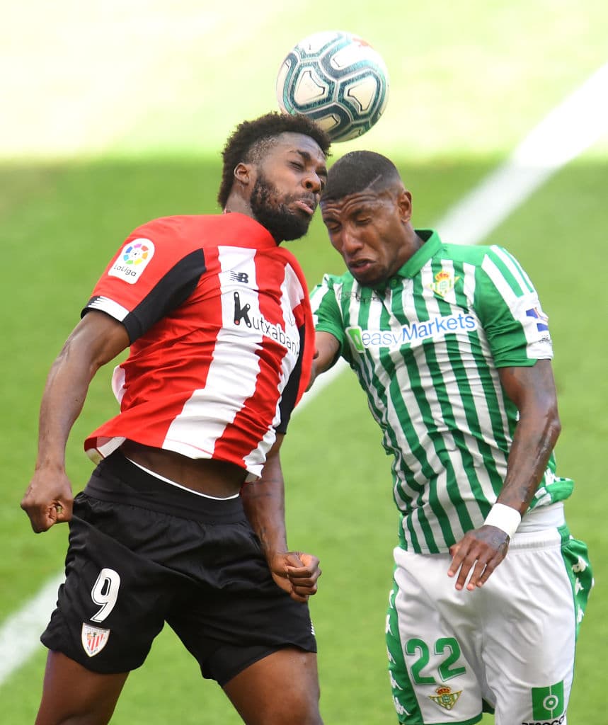 Iñaki Williams y Emerson se suspenden en el aire, Iñaki Williams consigue ganar el ramte, pero el cabezazo sale demasiado desviado.