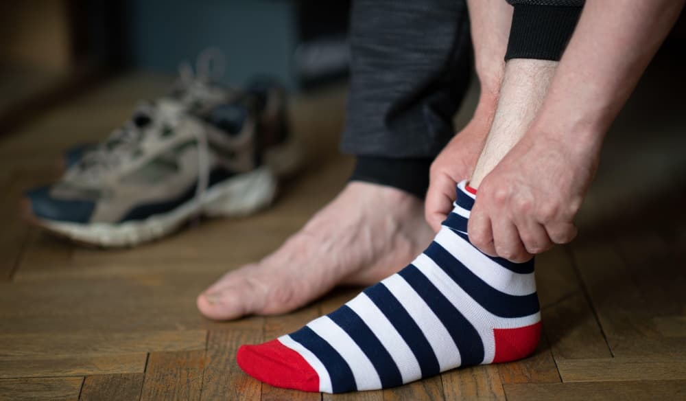 Un usuario de Airbnb encontró a su anfitrión usando sus calcetines