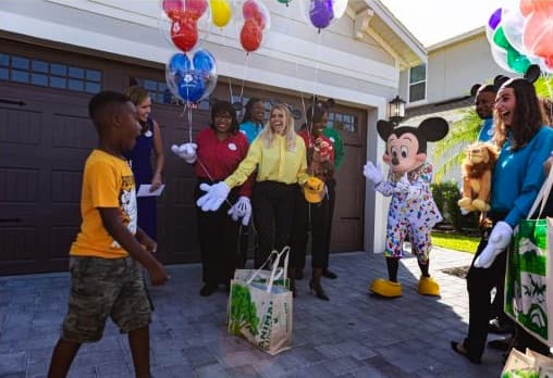 Niño de Florida gastó sus ahorros en las víctimas de Dorian y Disney lo sorprende con el viaje de su vida