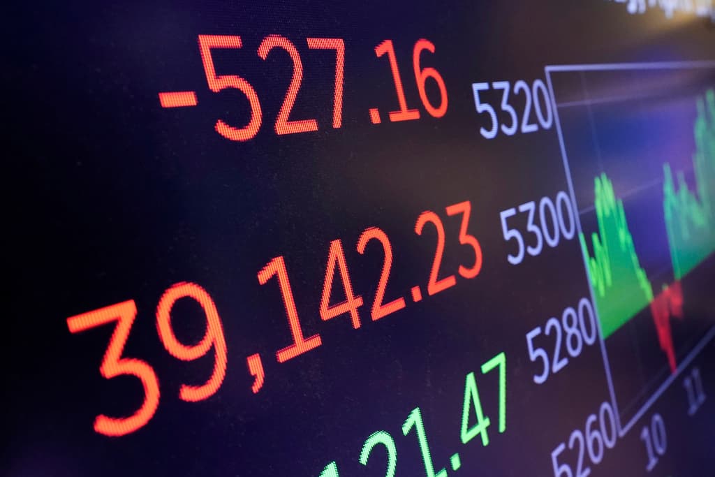 Caen la bolsa y el dólar: preocupa que las críticas de Trump afecten la independencia de la Reserva Federal