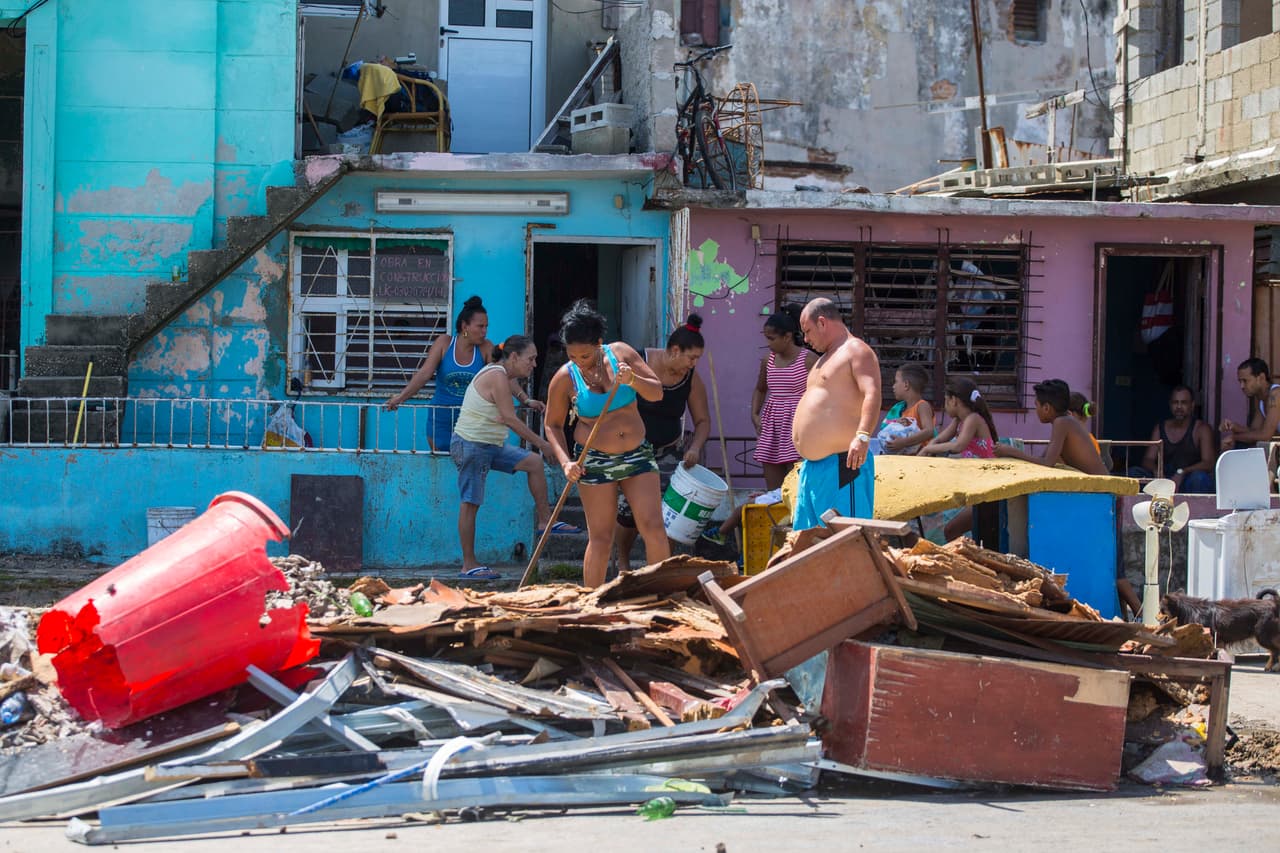 Gente que limpia los escombros de sus hogares en La Habana. Irma golpeó en Cuba como un huracán categoría 5 y atravesó la costa norte de la isla, por buena parte de las provincias del centro y el oeste.
<br>
<br>