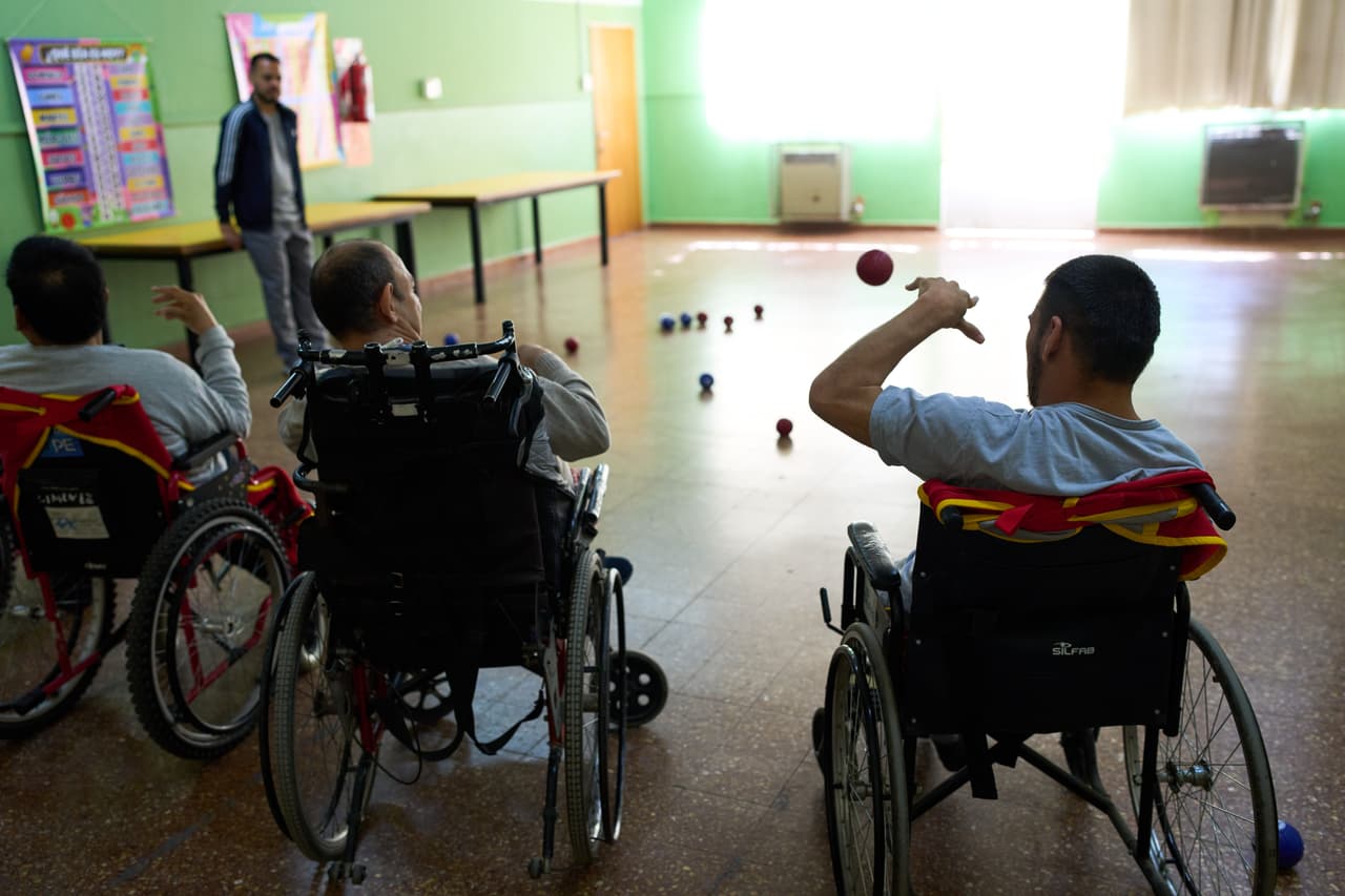 Los residentes practicando en una sesión de rehabilitación física.