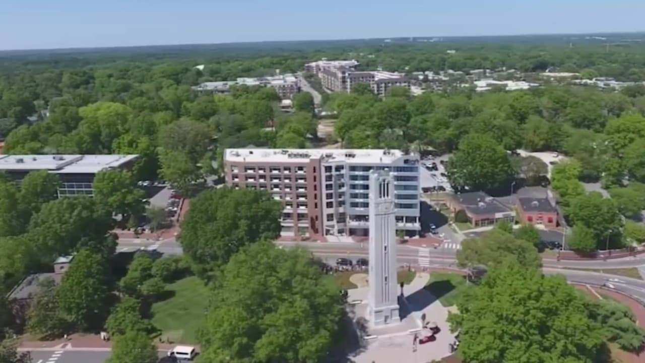 Revocan visas de dos estudiantes internacionales de NC State, quienes tuvieron que abandonar EEUU