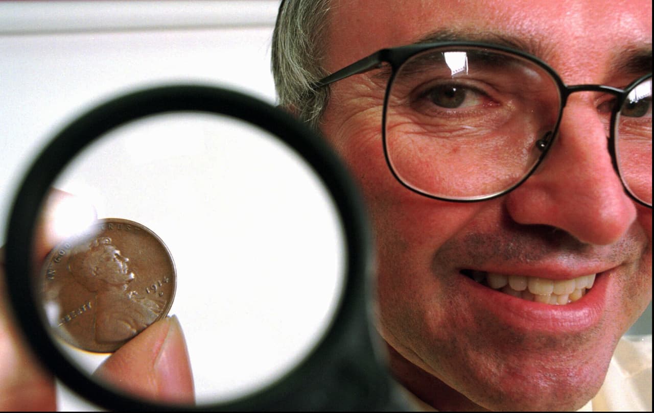 Hay varios factores que pueden afectar el valor de una moneda. Algunos pueden ser los errores de impresión o el material del que están hechas.