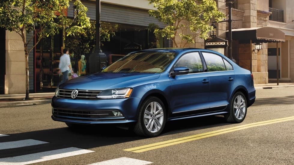 <b>6. Volkswagen Jetta 2017</b>: El sedán compacto de Volkswagen cuenta con uno de los asientos traseros más amplios en su segmento y es también el sedán europeo más asequible en el mercado de estadounidense. Su 
<b>precio base de 17,895 dólares</b> incluye transmisión manual, pantalla sensible al tacto para el sistema de sonido y cámara retrovisora.