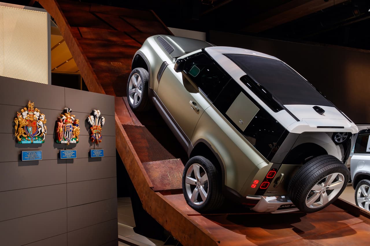 La nueva Defender 2020 llegará a EE. UU. durante la primavera del 2020 primero en la versión de 4 puertas ‘110’, seguida más adelante en el mismo año por la de 2 puertas ‘90’. La primera empezará en $50,925 con el motor de 4 cilindros y $63,275 con el de 6 cilindros. Por ahora el precio de la Defender 90 no ha sido anunciado.
<br>