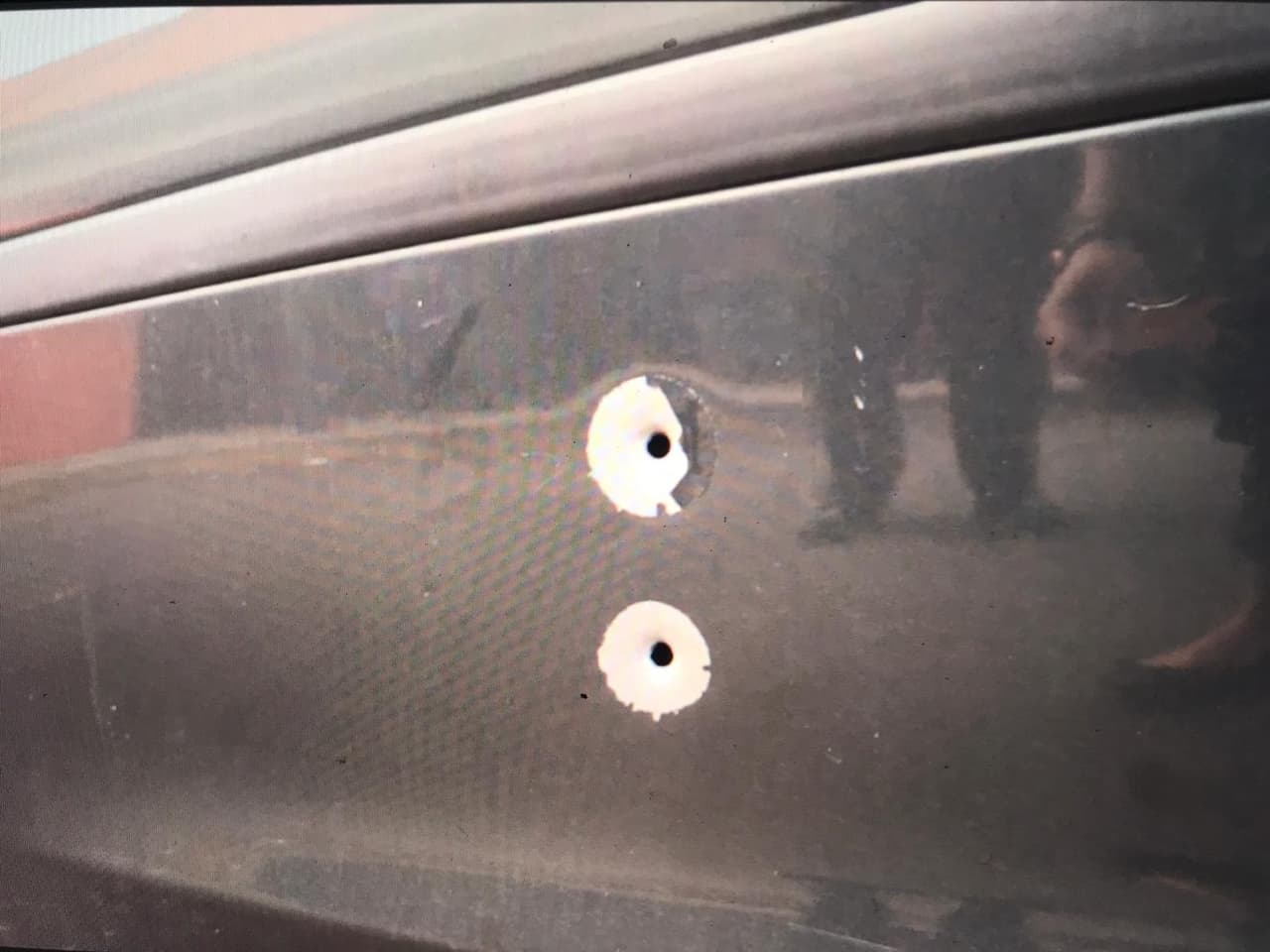 “Sentí algo en la puerta y cuando miro hacia abajo, dos tiros me habían dado", contó Ricardo Rodríguez quien desde ese momento no puede dormir. “Siempre estoy asustado, cada vez que suena algo me sobresalto”, aseguró.
<br>