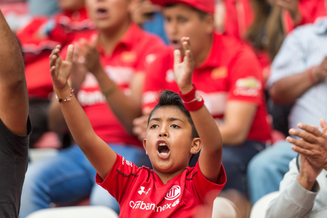 Con la ventaja de ser locales, los aficionados del Necaxa fueron los que primero llegaron al estadio Victoria pero al final se llenó de color y buen ambiente junto a los fanáticos del Toluca.