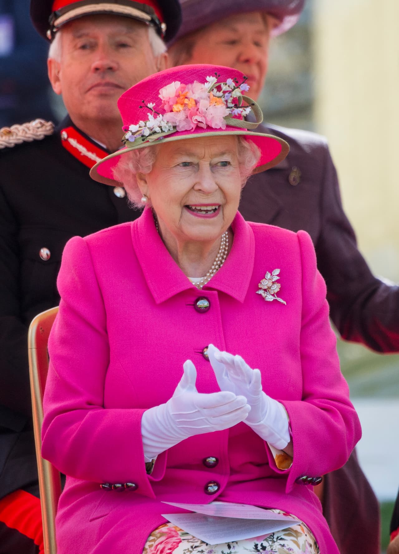 Este traje de lana de fucsia y de sombrero florecido ha sido una de las más recientes apuestas estilísticas de la Reina.
