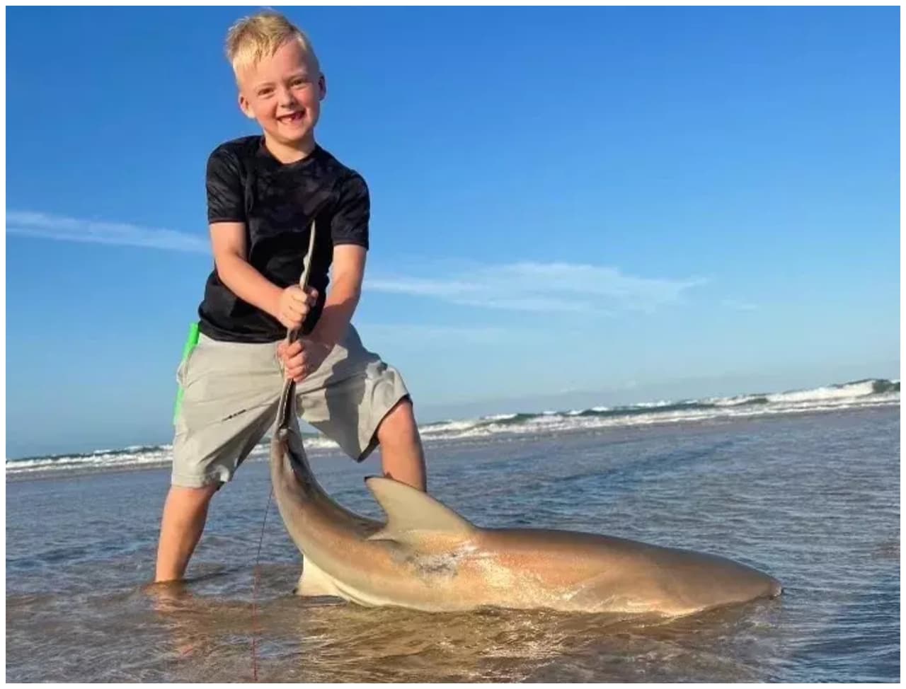 Su hijo Hub también atrapó un tiburón pequeño por su cuenta durante este fin de semana.